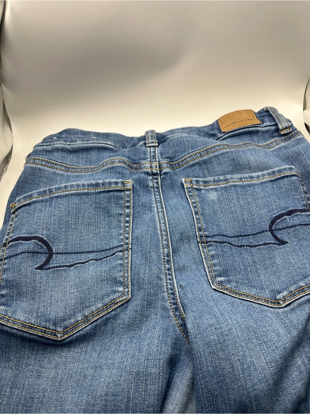 American Eagle Classic Women's Blue Denim Jeans with Embroidered Back Pockets